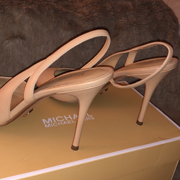 Michael Kors Eliza Leather Pumps - Picture 6 of 8